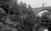 Γερμανοί στρατιώτες μπροστά στο γεφύρι. (H φωτογραφία είναι μία ευγενική παραχώρηση του veriotis-veria.blogspot.gr)